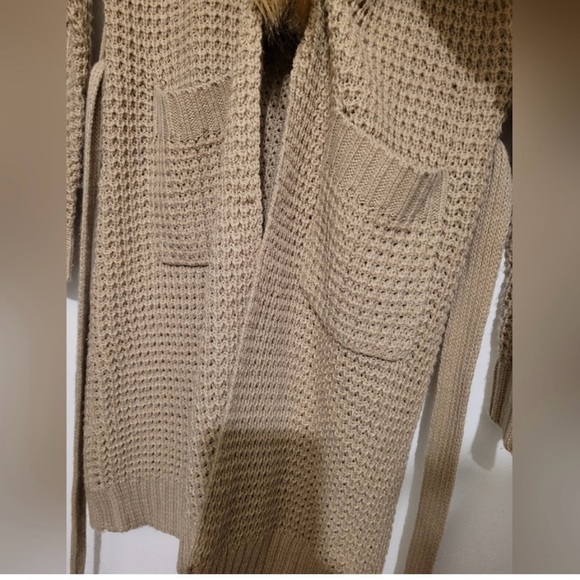 NWOT knit sweater with faux fur collar - Picture 5 of 6